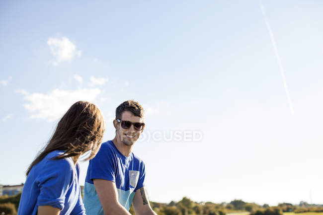 Homem feliz com namorada — Fotografia de Stock