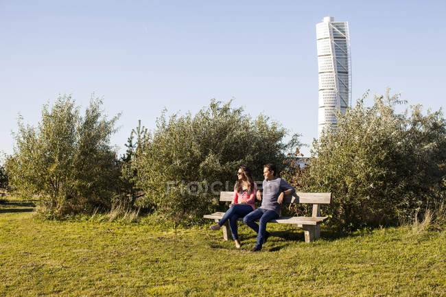Junges Paar entspannt sich — Stockfoto