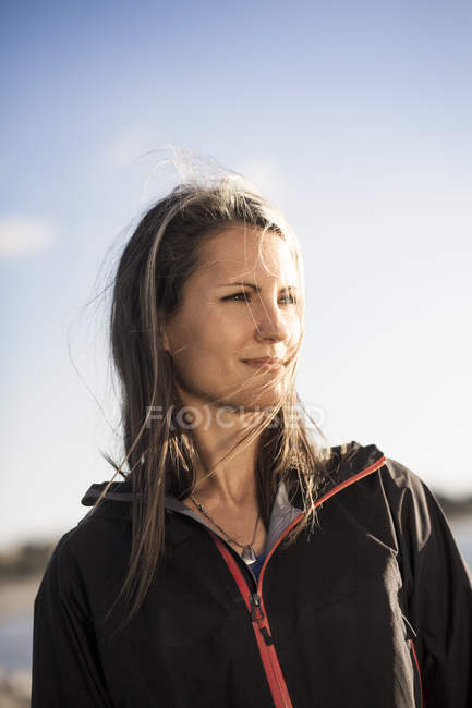 Jovem mulher em jaqueta — Fotografia de Stock