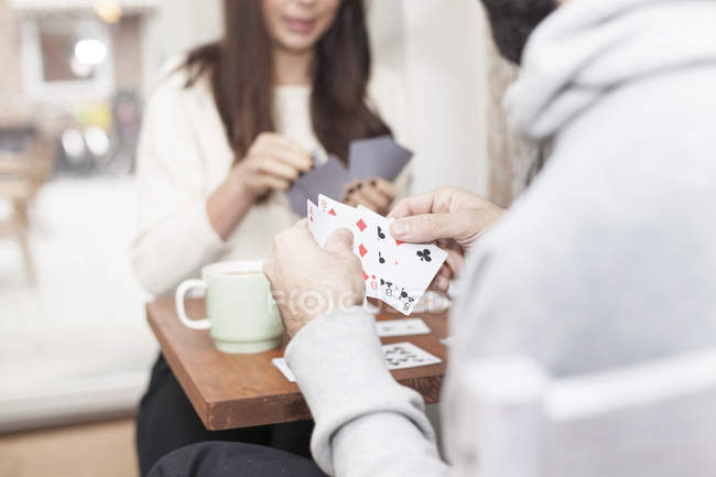 Paar spielt Karten — Stockfoto