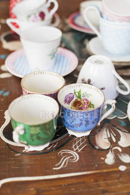 Verschiedene Teetassen und Untertassen — Stockfoto