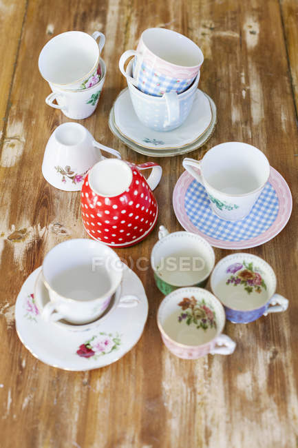 Різні чайні чашки із блюдцями — стокове фото