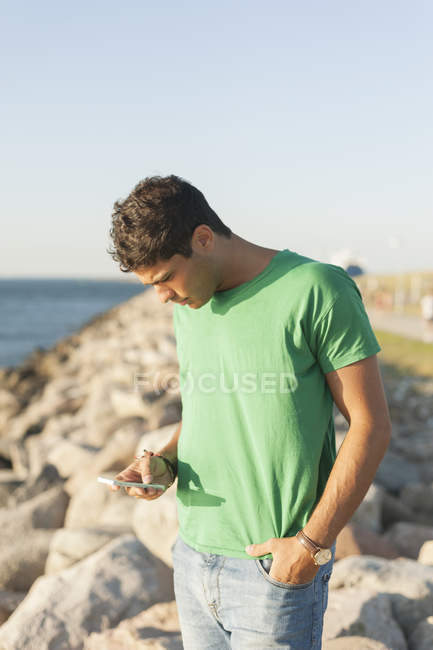 Homme utilisant un téléphone mobile — Photo de stock