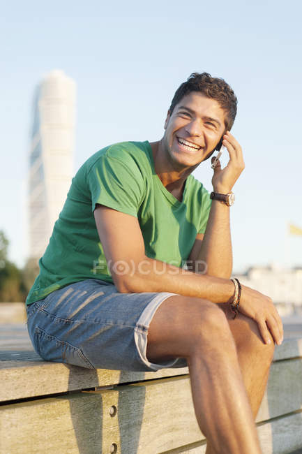 Hombre usando teléfono móvil - foto de stock