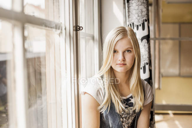 Chica por ventana de la escuela - foto de stock