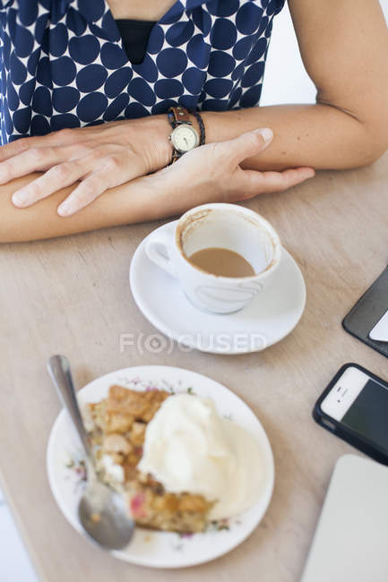 Donna seduta a tavola con caffè — Foto stock