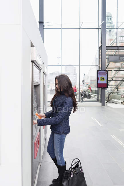Frau benutzt Fahrkartenautomaten — Stockfoto