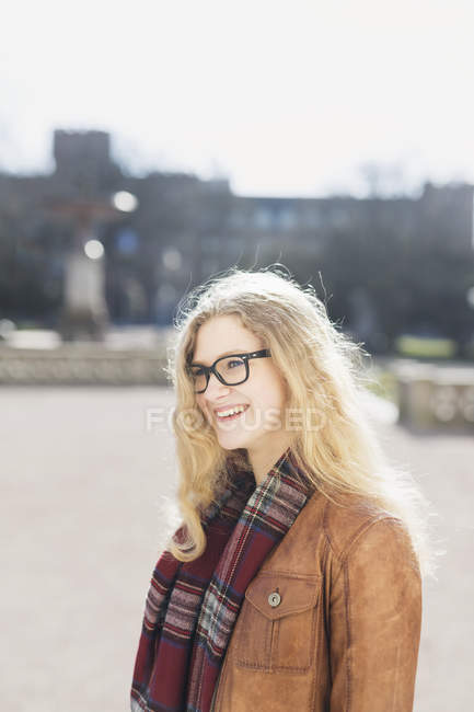 Chica adolescente feliz - foto de stock