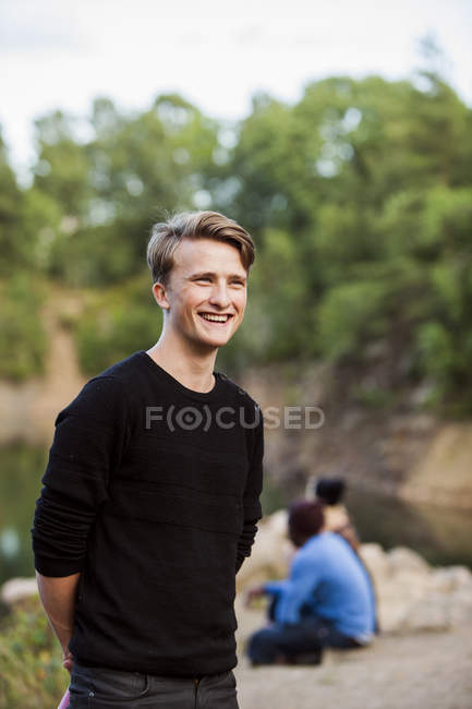 Fröhlicher Mann steht am Wald — Stockfoto