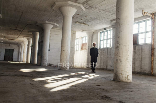 Одинокий бизнесмен в заброшенном здании — стоковое фото