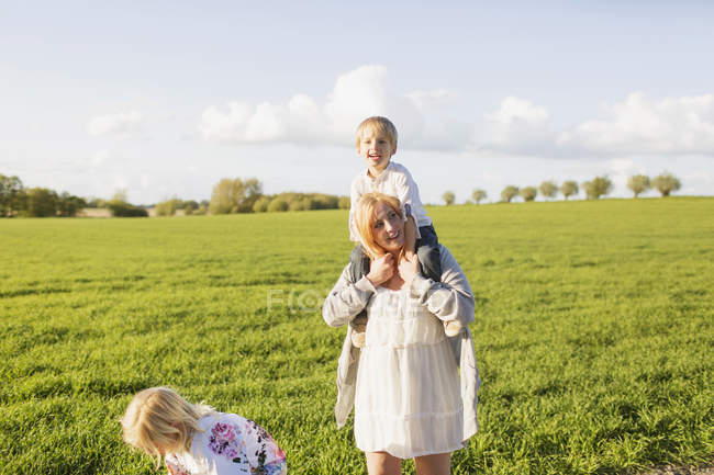 Pregnant woman carrying son — Stock Photo