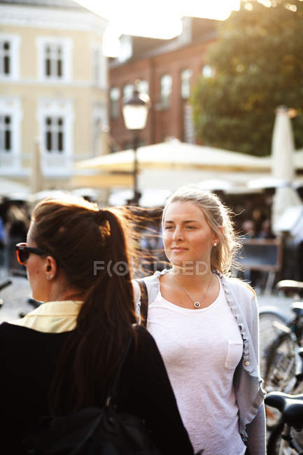 Woman with female friend — Stock Photo