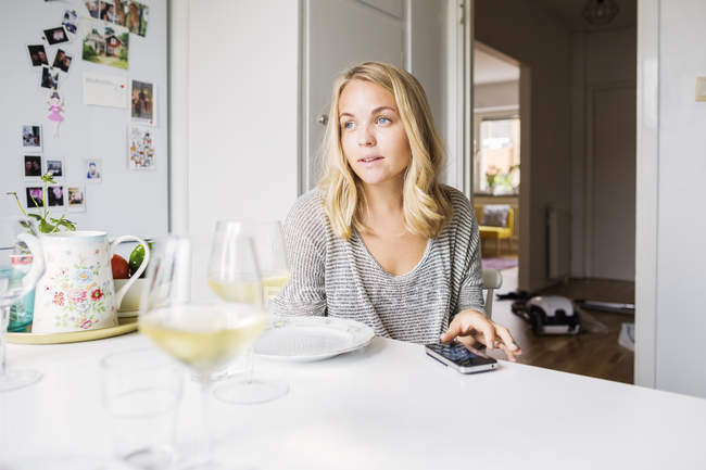 Mujer en cocina doméstica - foto de stock