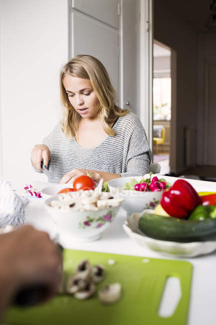 Woman cutting vegetables — Stock Photo