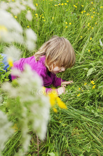 Fille jouer sur le terrain herbeux — Photo de stock