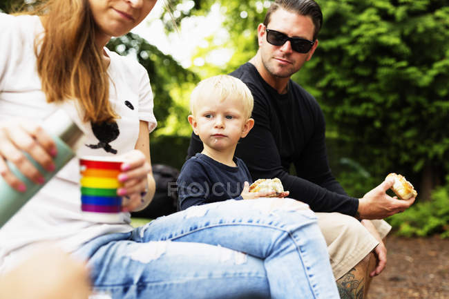 Padres e hijo comiendo - foto de stock