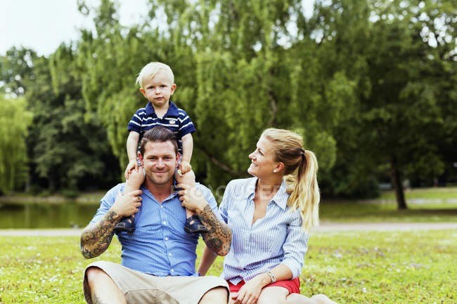 Glückliche Familie entspannt im Park — Stockfoto
