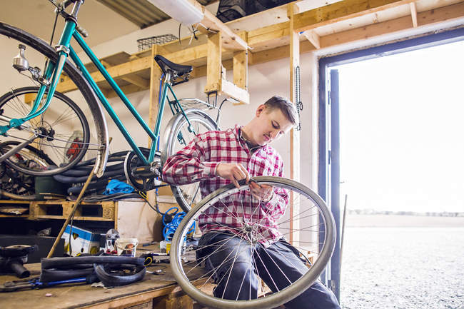 Homem reparando pneu de bicicleta — Fotografia de Stock