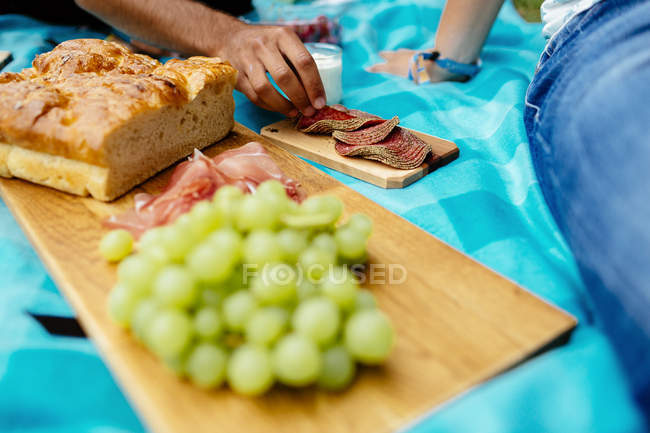 Friends having food in park — Stock Photo