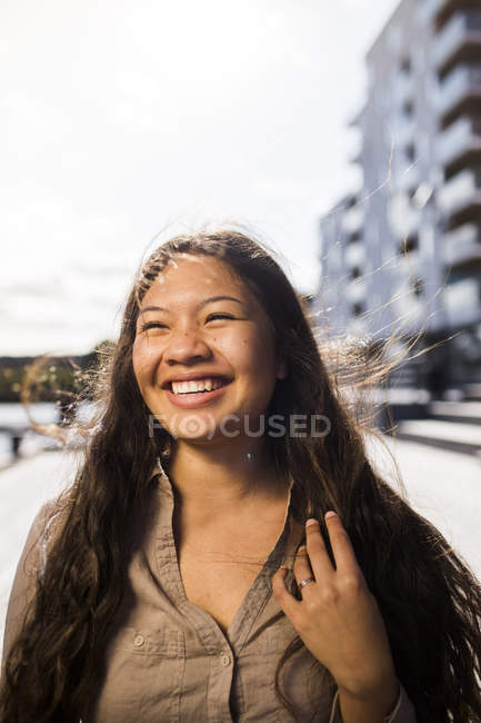 Счастливая молодая женщина — стоковое фото