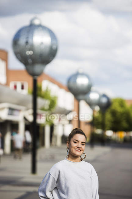 Portrait of young woman smiling — Stock Photo