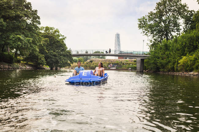 Couple pédalo sur la rivière — Photo de stock