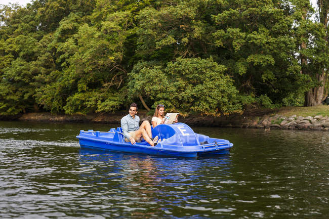 Чоловік і жінка насолоджуються педалі човна — стокове фото