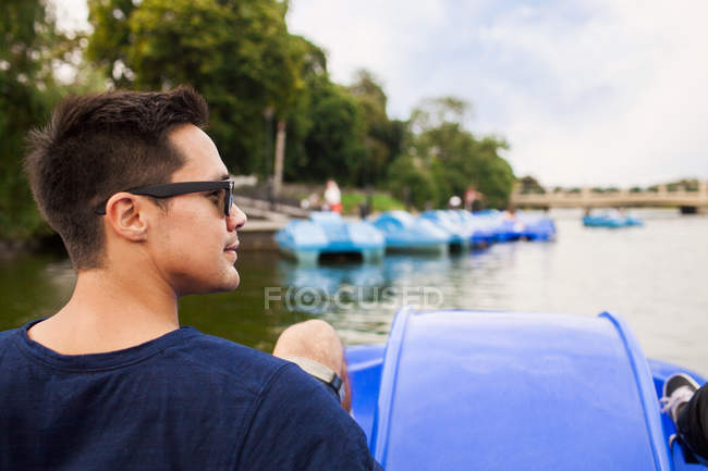Visão traseira do homem pedal de barco — Fotografia de Stock
