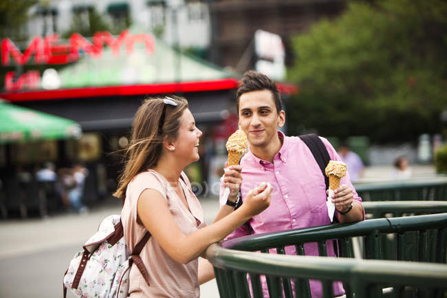 Amigos sorridentes segurando sorvete — Fotografia de Stock