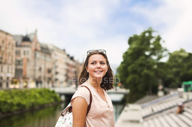 Belle femme avec sac bandoulière — Photo de stock