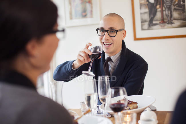 Счастливчик пьет красное вино — стоковое фото