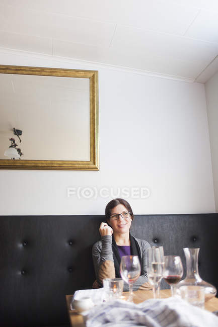 Жінка сидить за столом в ресторані — стокове фото