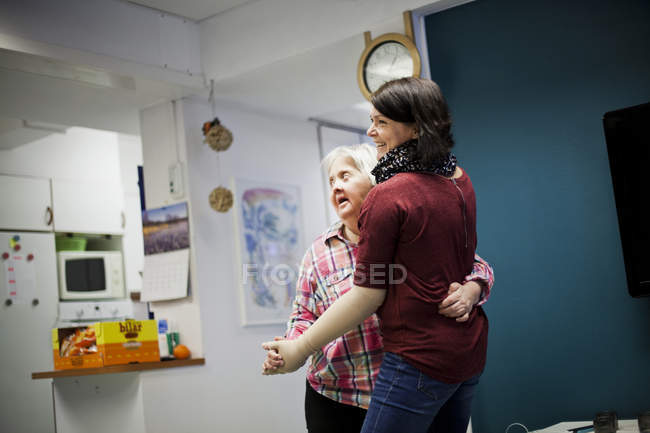 Frau tanzt mit Pflegerin — Stockfoto