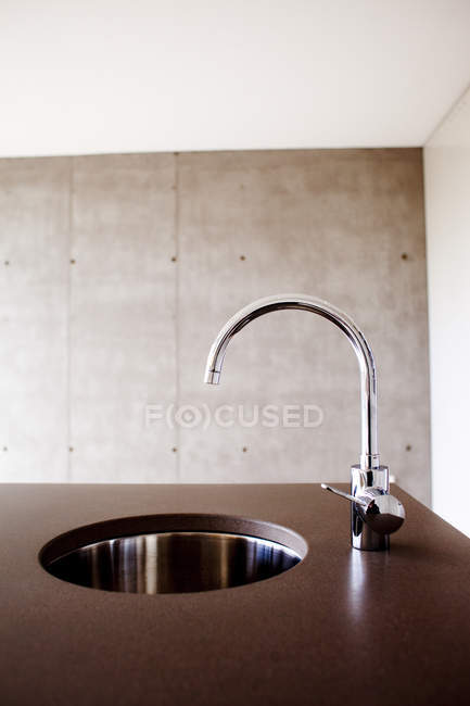 Spüle und Wasserhahn in der Küche — Stockfoto