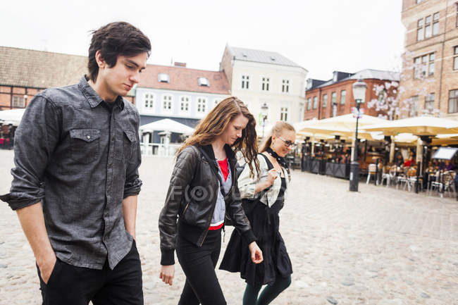 Amigos caminando por la ciudad - foto de stock