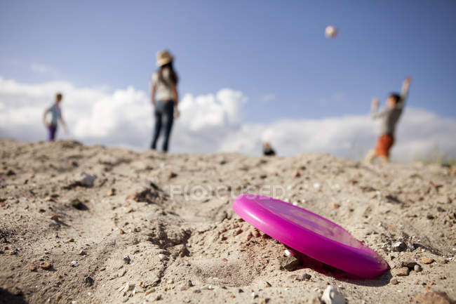 Disco volador en la playa de arena - foto de stock