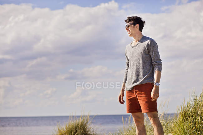 Молодий чоловік стоїть на березі — стокове фото