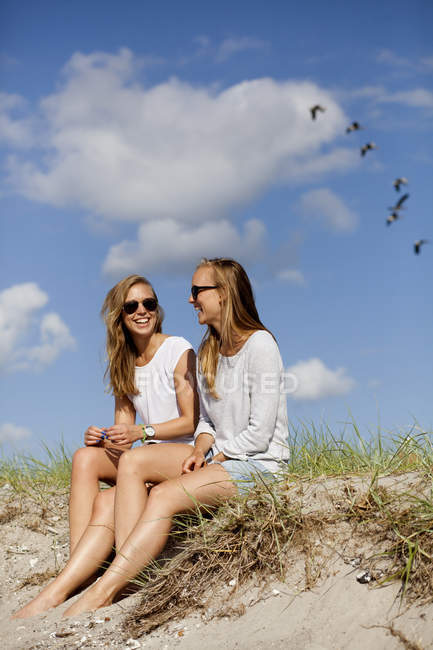 Young female friends — Stock Photo