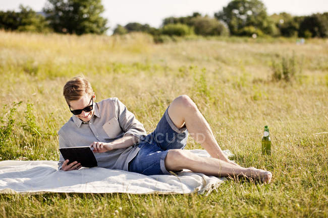 Молодой человек с помощью цифрового планшета — стоковое фото