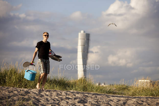 Homem oung carregando cesta de piquenique — Fotografia de Stock