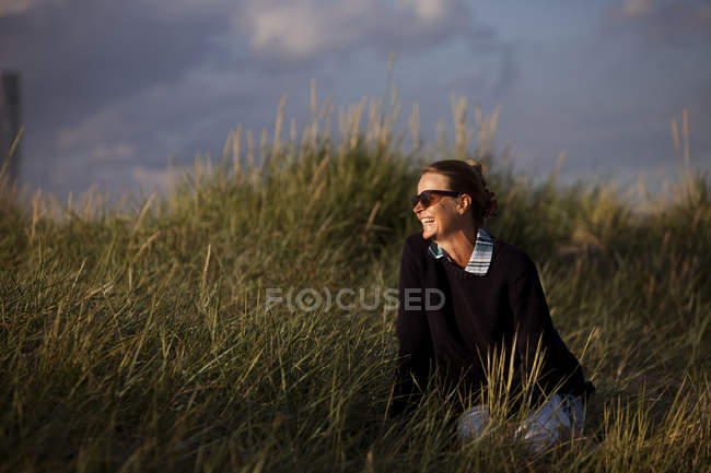 Woman sitting on grass — Stock Photo