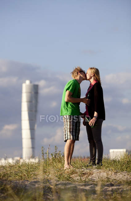 Joven pareja besándose - foto de stock