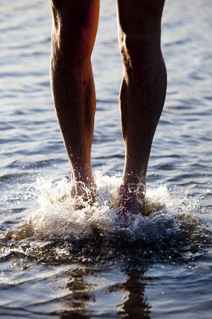 Homem pulando no mar — Fotografia de Stock