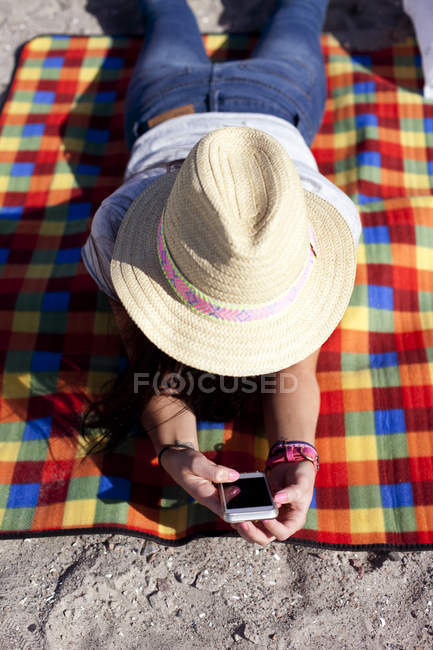 Жінка використовує мобільний телефон — стокове фото