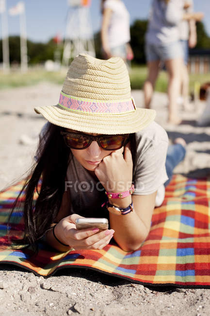 Jovem mulher usando telefone celular — Fotografia de Stock