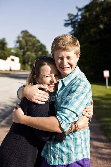 Perturbado adolescente menino abraçando mulher — Fotografia de Stock
