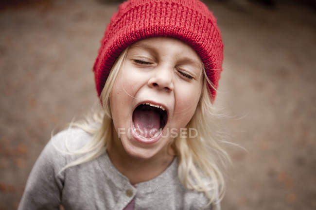 Chica gritando en el bosque - foto de stock