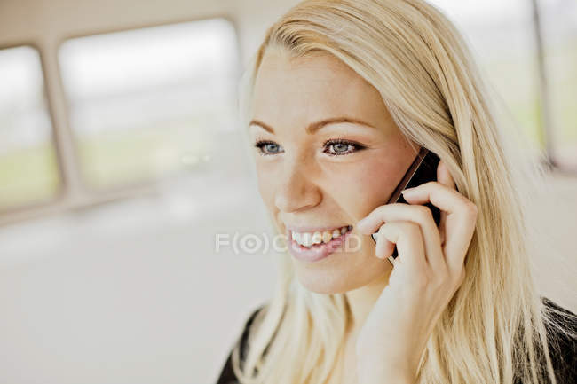 Femme parlant sur téléphone mobile — Photo de stock