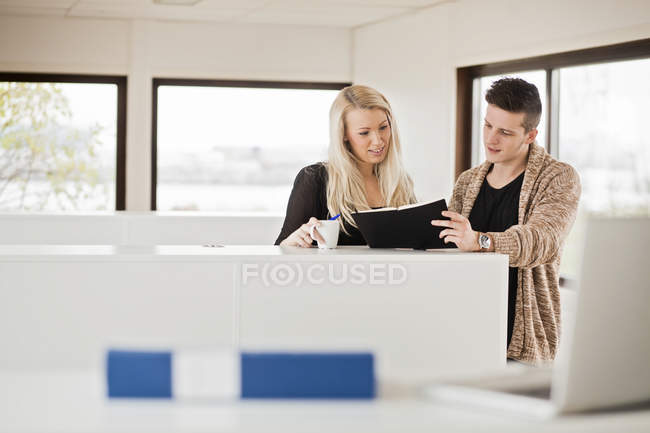 Pessoas de negócios discutindo enquanto em pé no cubículo — Fotografia de Stock