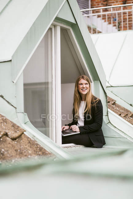Schöne Geschäftsfrau sitzt mit Laptop — Stockfoto